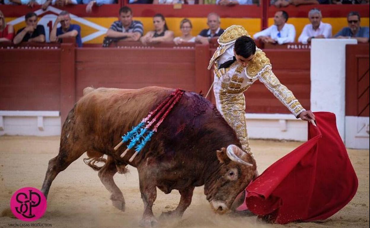 Paco Ureña, este domingo, durante la corrida.