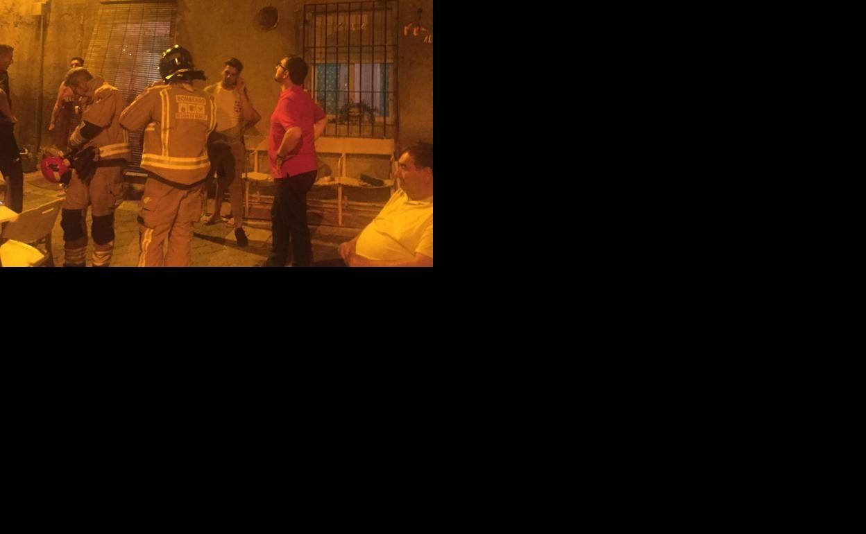 Bomberos de Lorca comprobaron el sábado los daños del seísmo.