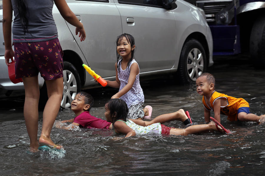 A pesar de las restricciones de agua, miles de filipinos salieron a la calle este día de San Juan para celebrar la llegada del verano, en una fiesta religiosa regada por ingentes cantidades de agua