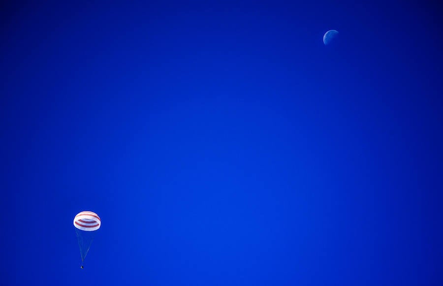 Aterrizaje de la cápsula Soyuz MS-11 con el equipo de la Estación Espacial Internacional del astronauta de la NASA Anne McClain, el cosmonauta ruso Oleg Kononenko y David Saint-Jacques de la Agencia Espacial Canadiense, en un zona remota de Kazajistán