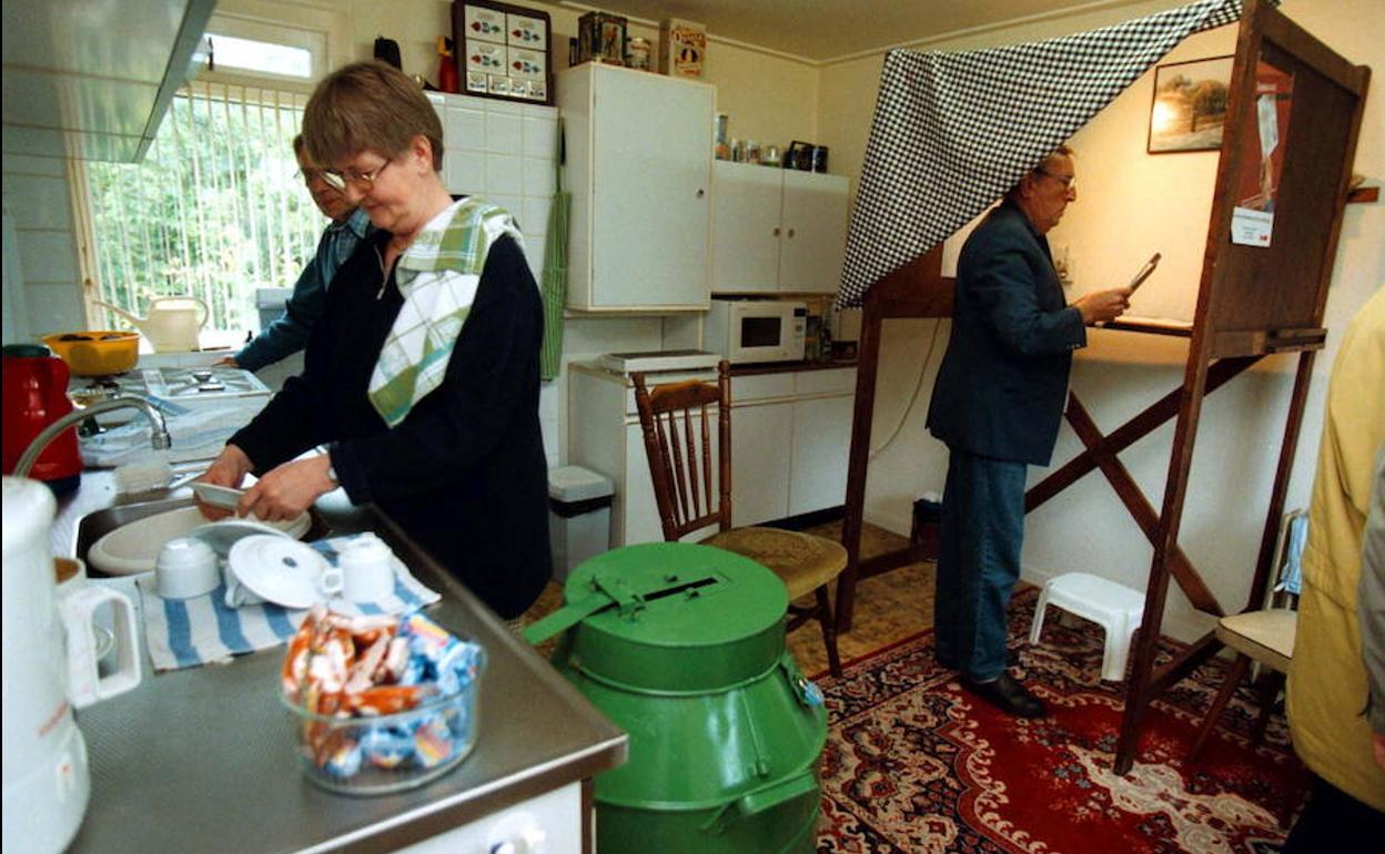 En Coevorden, Holanda, la familia Klinkien tuvo una urna instalada en su cocina. 