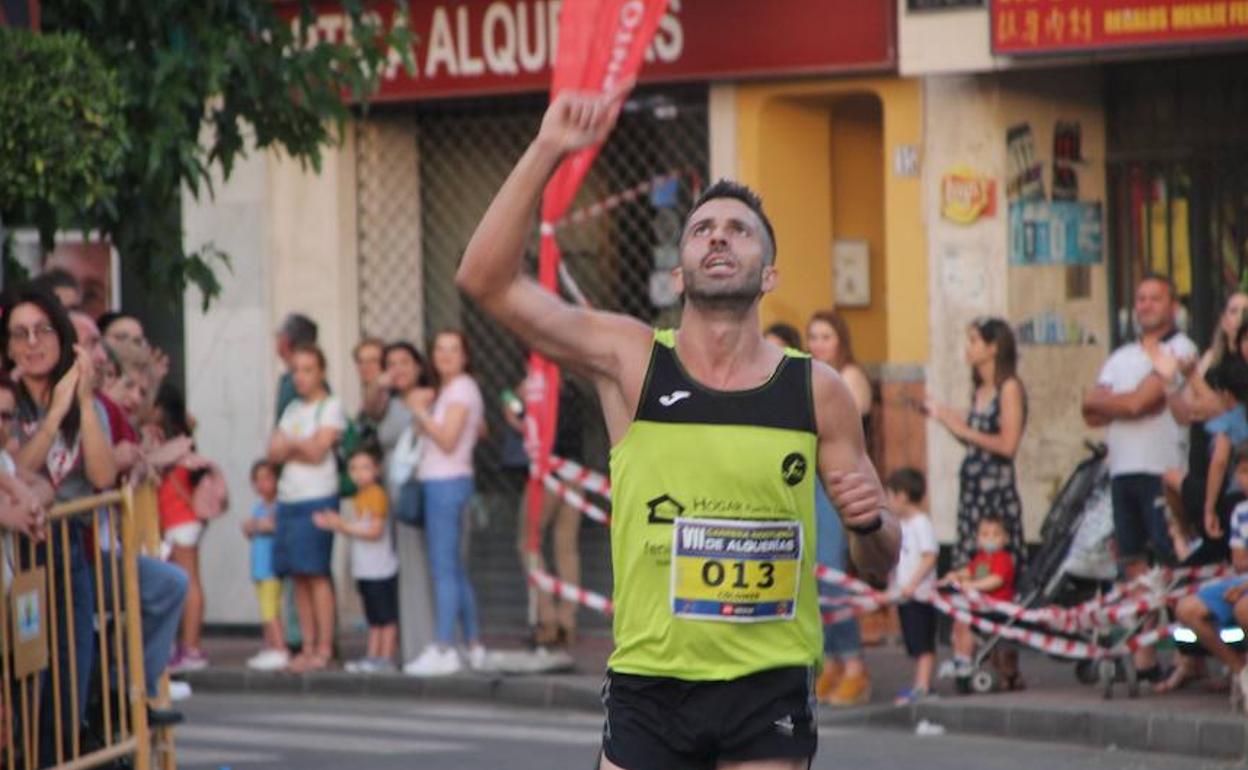 Bruno Alfonso Colomer celebra su victoria en meta.