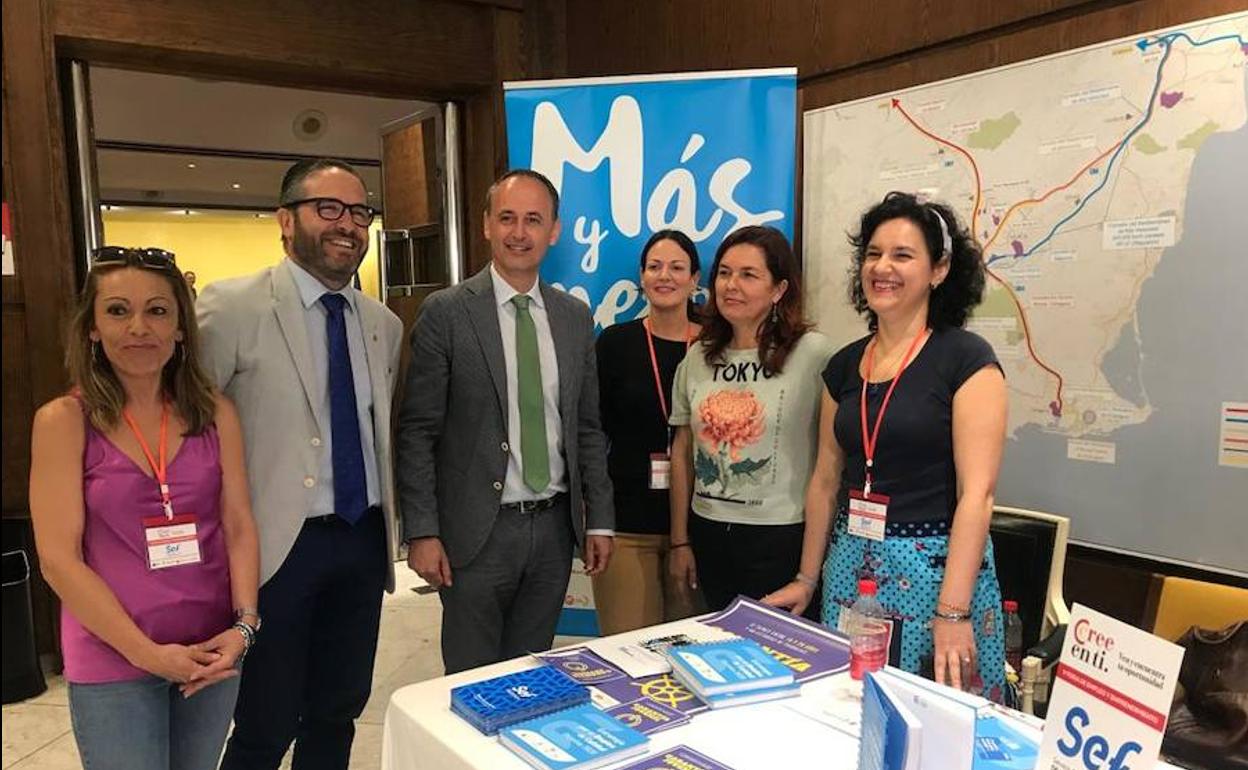 El consejero de Empleo, Universidades, Empresa y Medio Ambiente, Javier Celdrán, en la quinta Feria de Empleo y Emprendimiento.