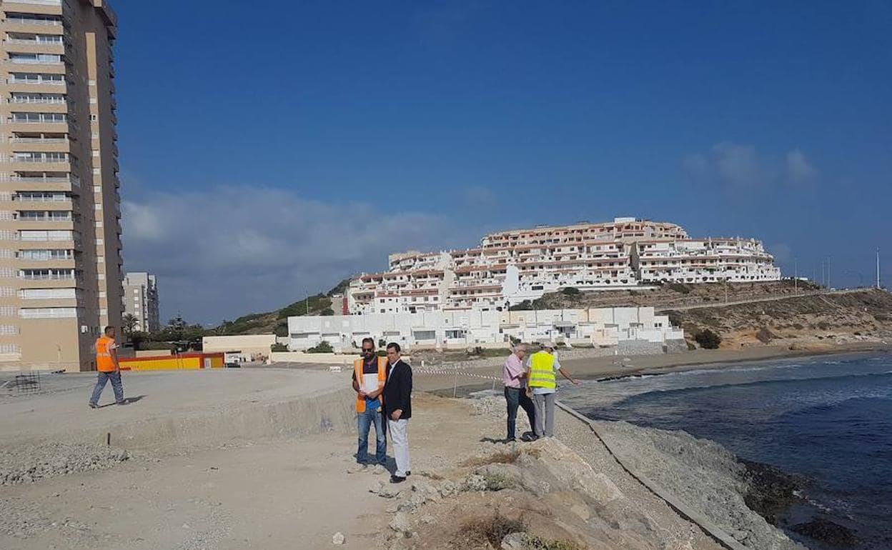 El director general de Transportes, Costas y Puertos, José Ramón Diez de Revenga, visita las obras de construcción del nuevo mirador del Galúa en La Manga.