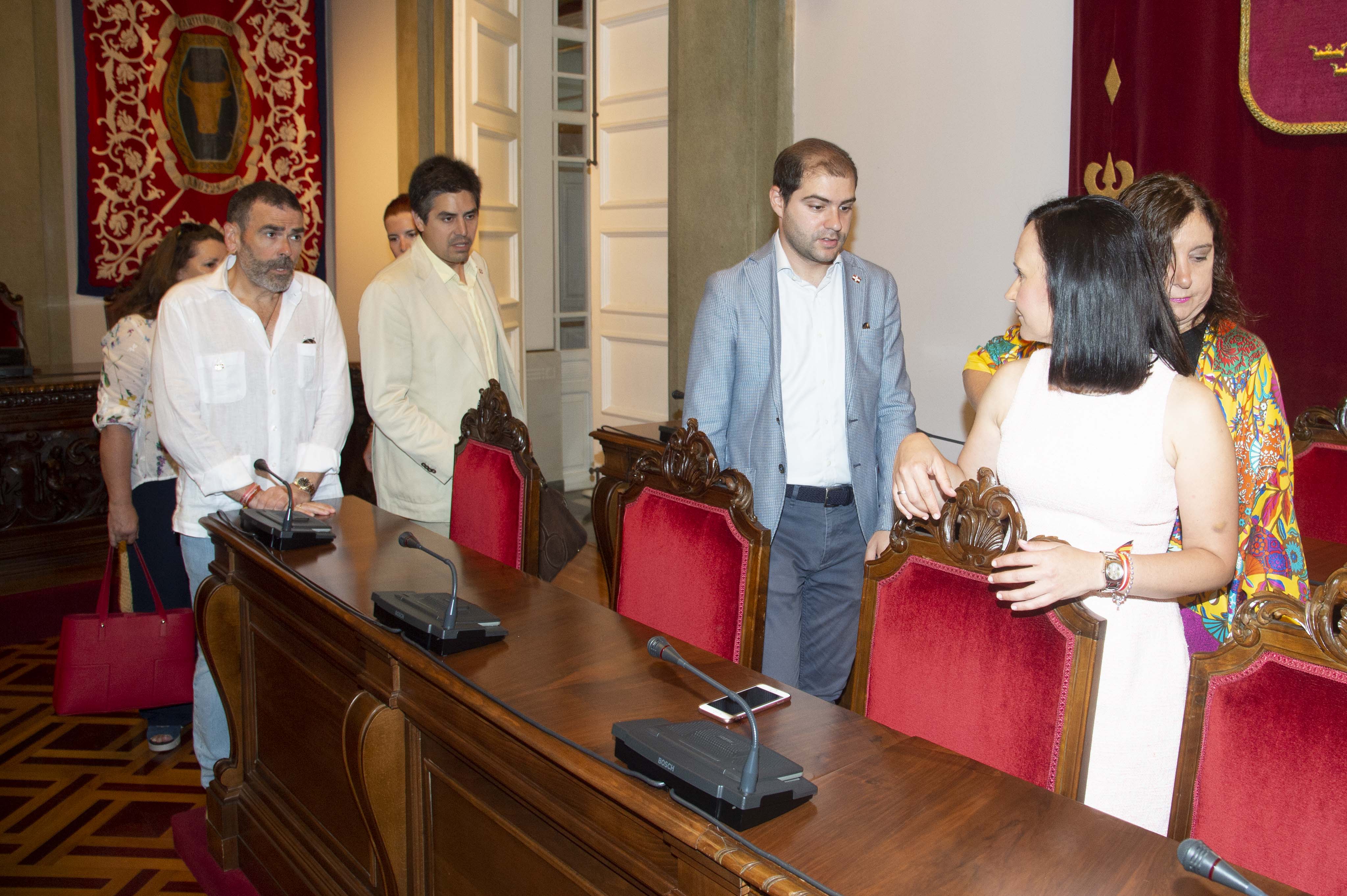 La dimisión de Manuel Mora y las conversaciones sobre los pactos han protagonizado el Pleno Municipal del Ayuntamiento de Cartagena, que se ha celebrado este miércoles