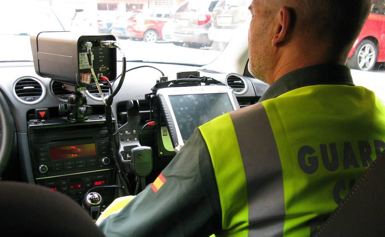 Un agente de la Guardia Civil en un coche con radar camuflado. 