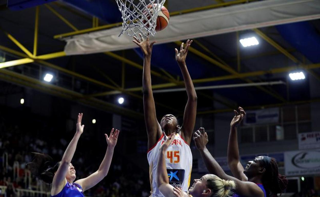 Astou Ndour (2-i) entra a canasta ante varias defensoras de Gran Bretaña.