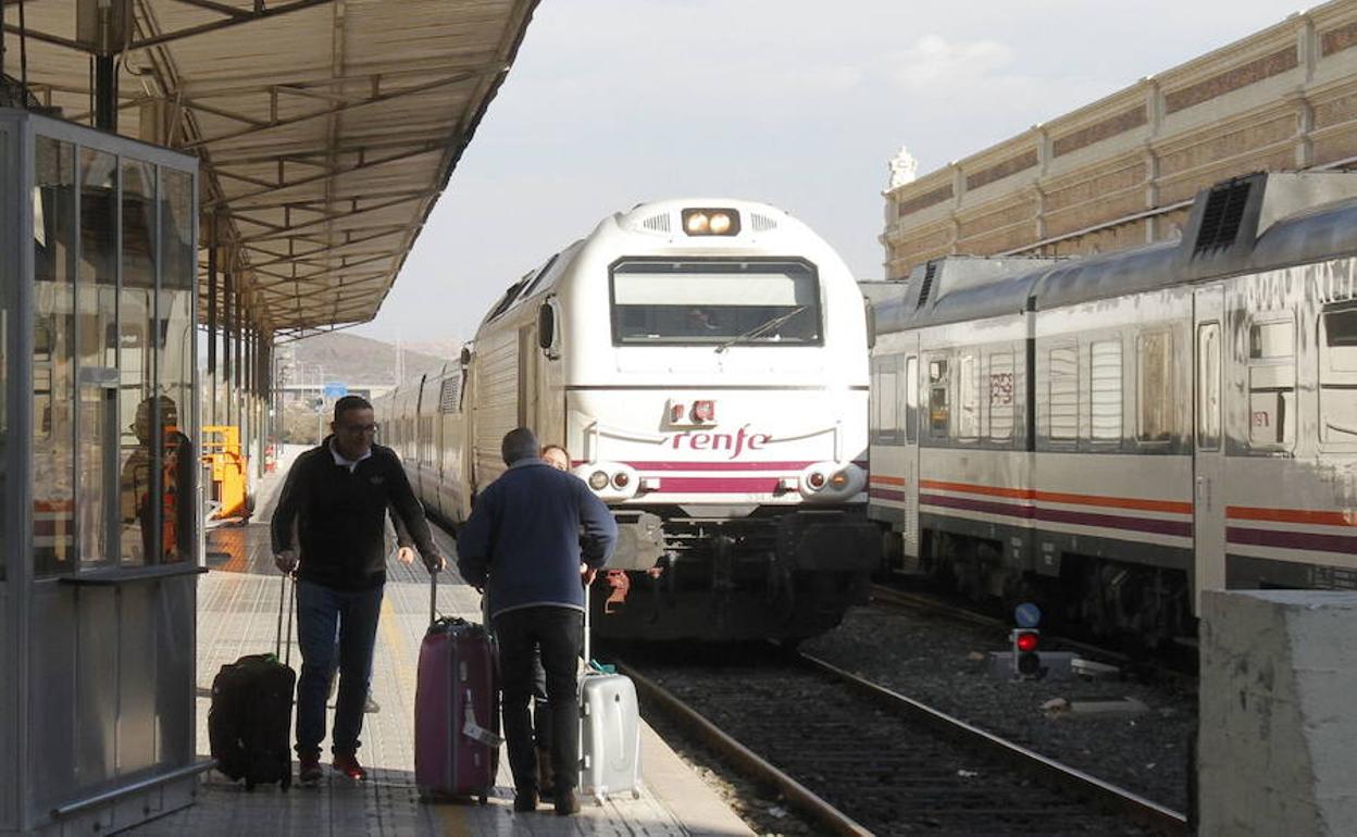 Un tren Alvia llega a la estación de Cartagena, en una fotografía de archivo.