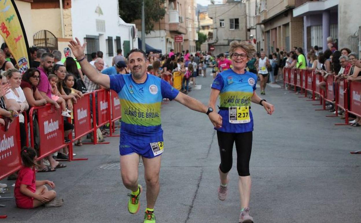 Dos corredores celebran su entrada en meta.
