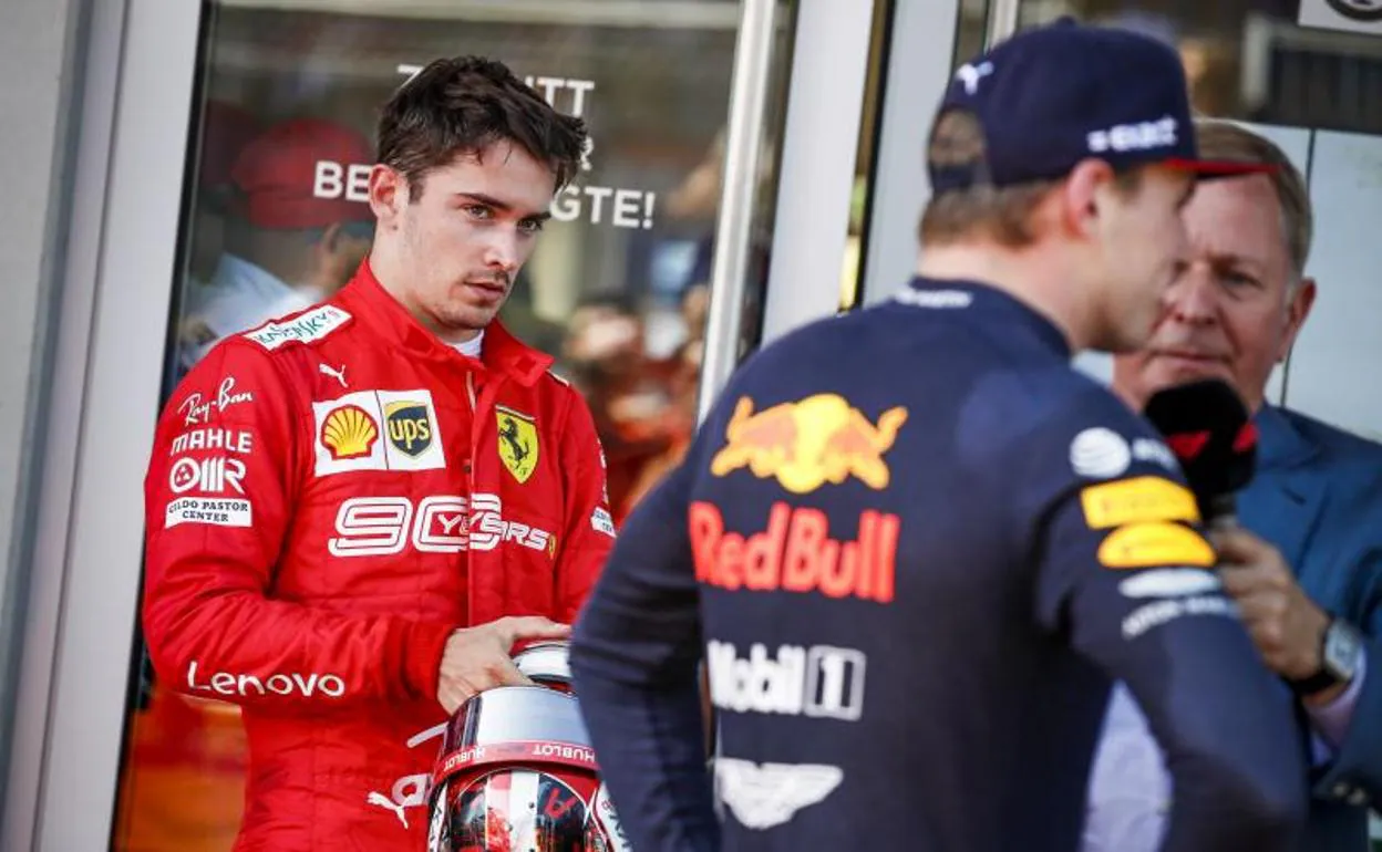 Charles Leclerc mira a Max Verstappen tras la carrera en Austria.