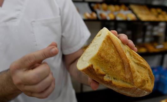 Juan Gómez explica cómo reconocer un buen pan. 