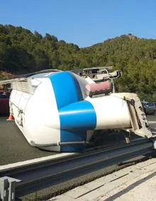 Imagen secundaria 2 - Murcia Cartagena accidente: Fallece un camionero en el Puerto de la Cadena al volcar su vehículo y caer desde cuatro metros de altura