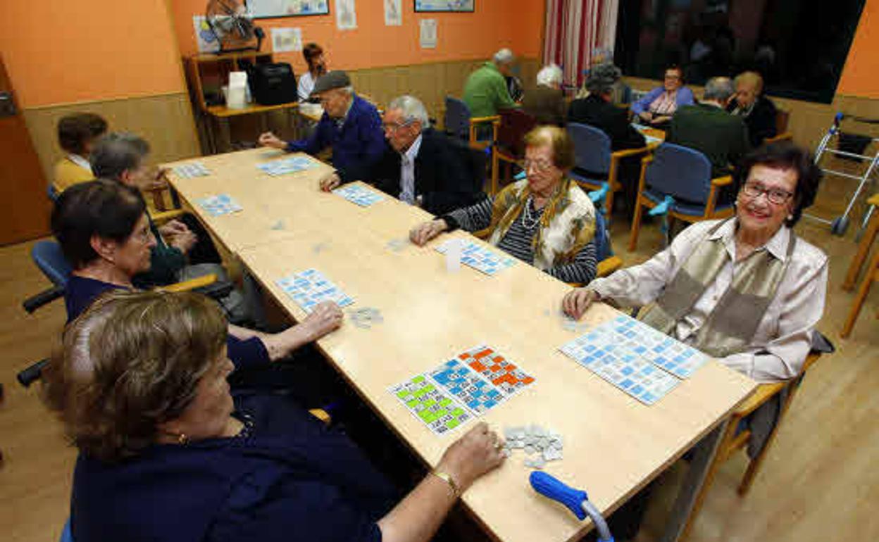 Un grupo de pensionistas, jugando al bingo. 