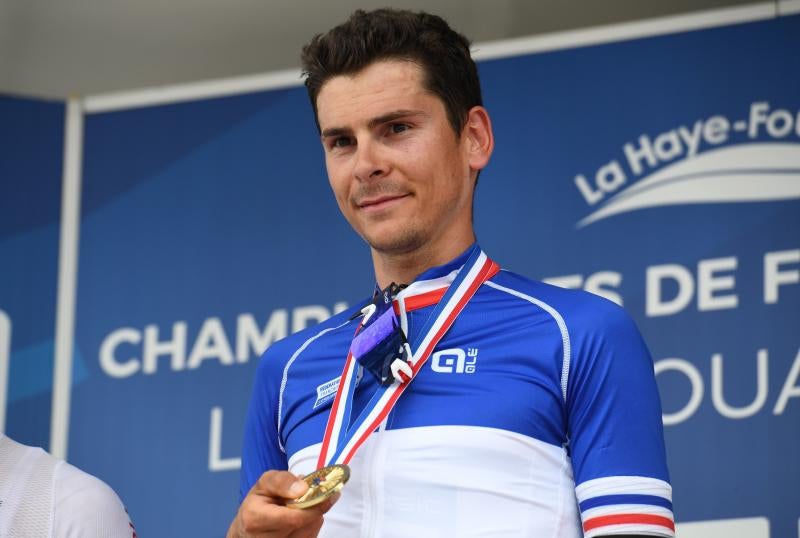 Warren Barguil, celebrando la victoria en el Campeonato de Francia.