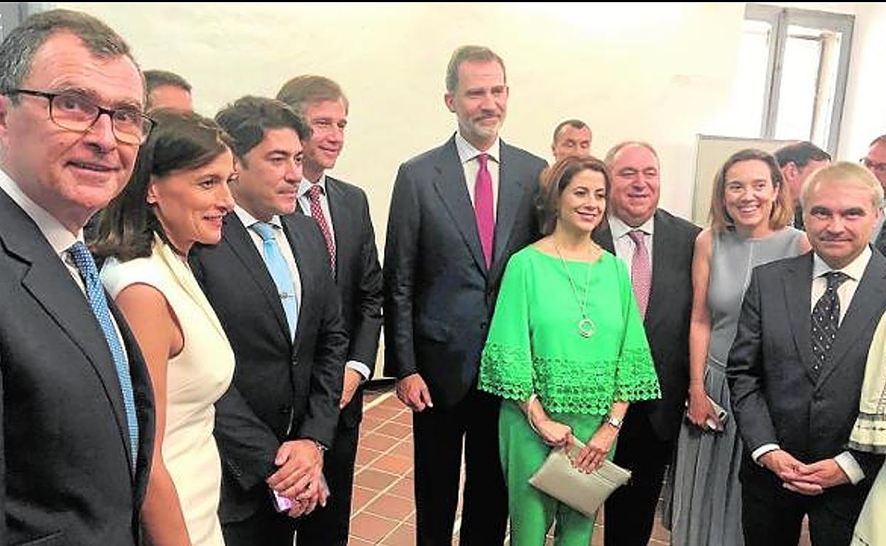 Felipe VI, ayer junto a representantes de la Federación de Municipios, con Ballesta a la izquierda. 
