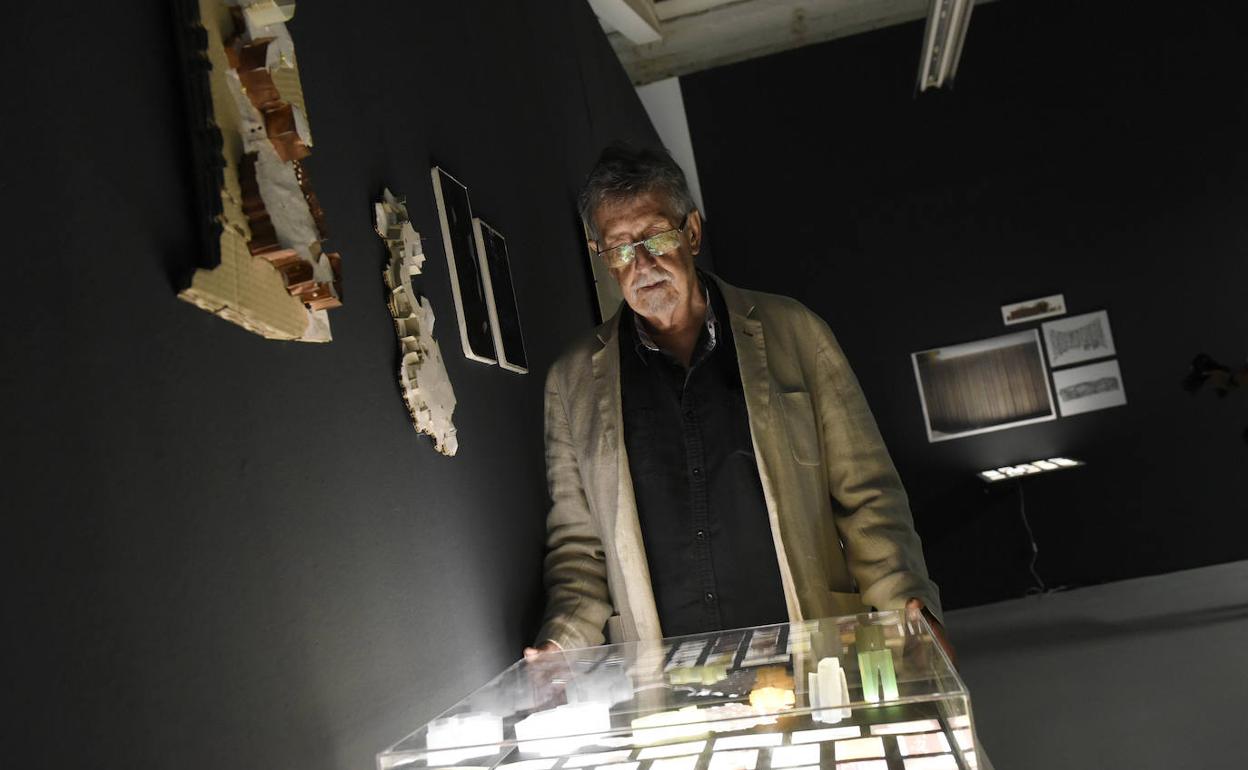 Fernando de Retes, junto a varias de sus piezas, ayer. 