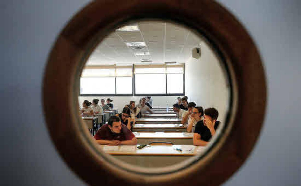 Estudiantes antes de comenzar la prueba de acceso a la Universidad en la Comunitat Valenciana. 