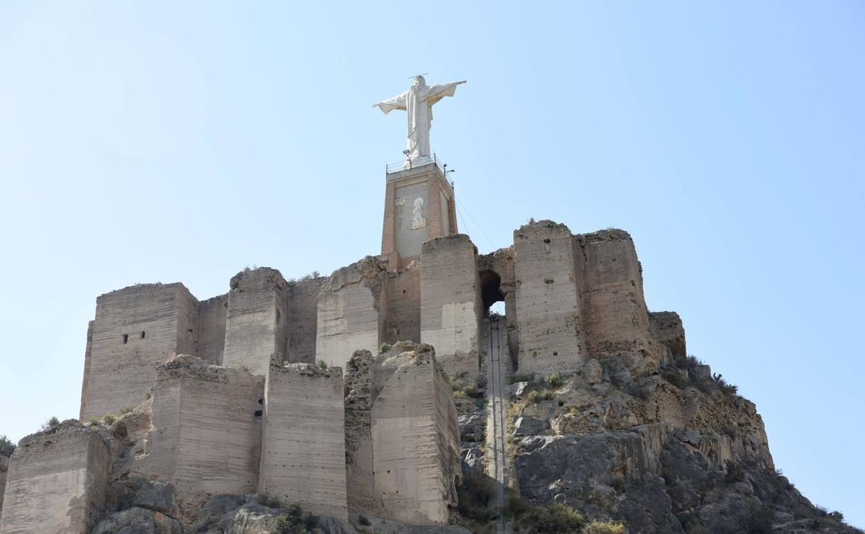 El castillo, coronado por el Cristo de Monteagudo. 