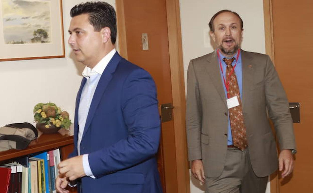 Los negociadores José Miguel Luengo (PP) y Luis Gestoso (Vox), este jueves.