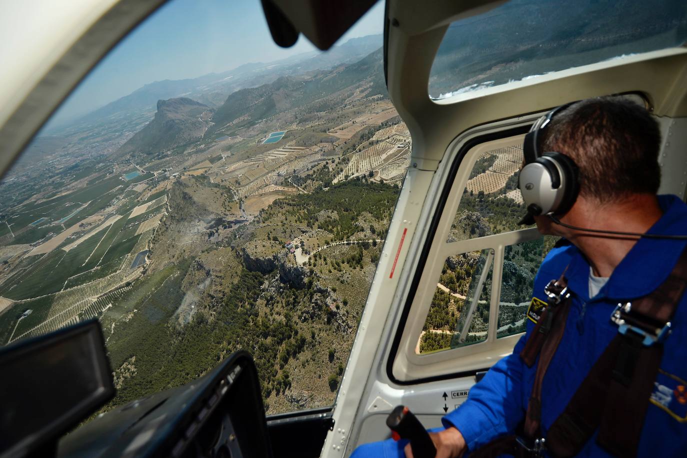 El piloto Miguel Duro vuela sobre una zona próxima a la Sierra de la Pila a bordo del helicóptero de coordinación y vigilancia (Acovi). 