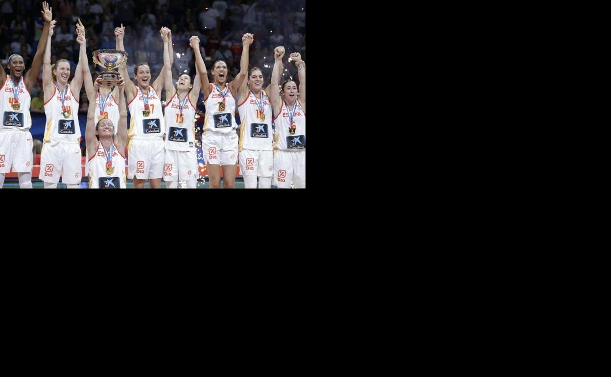 Laia Palau, levantando el trofeo.