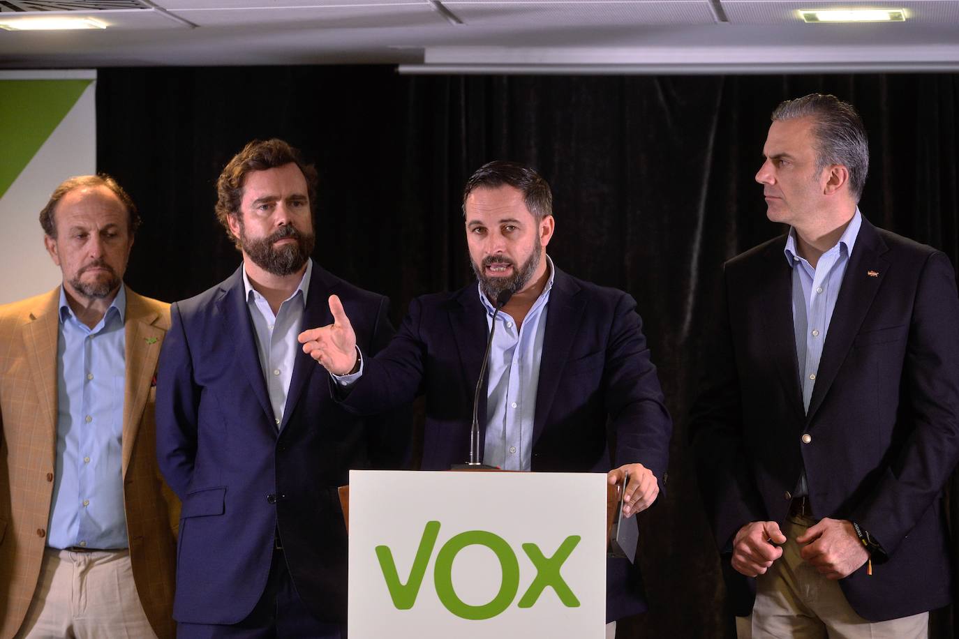 La cúpula nacional de Vox denuncia en Murcia el 'apartheid' del partido naranja y «las mentiras de los negociadores del PP»