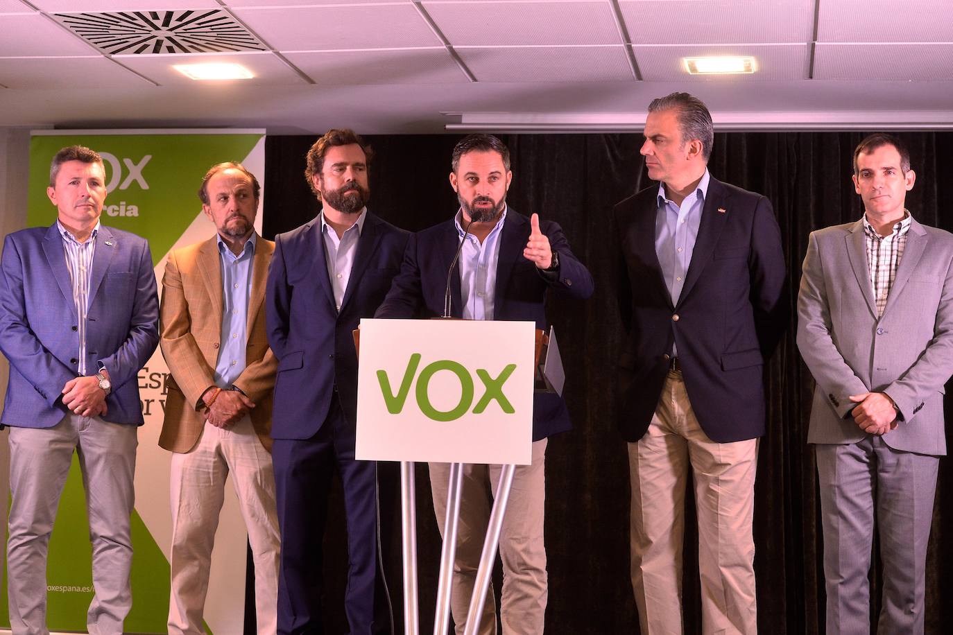 La cúpula nacional de Vox denuncia en Murcia el 'apartheid' del partido naranja y «las mentiras de los negociadores del PP»