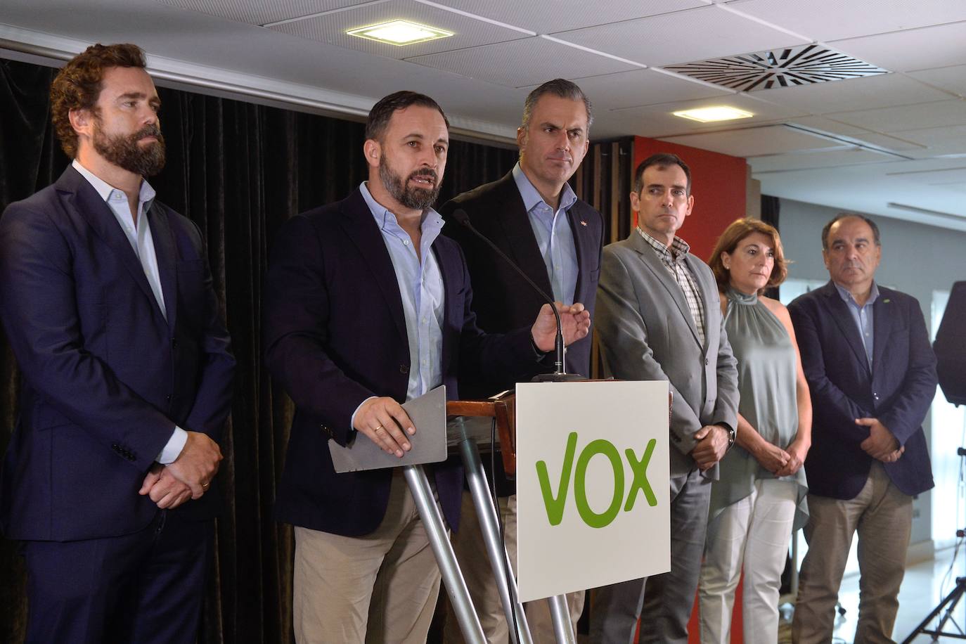 La cúpula nacional de Vox denuncia en Murcia el 'apartheid' del partido naranja y «las mentiras de los negociadores del PP»