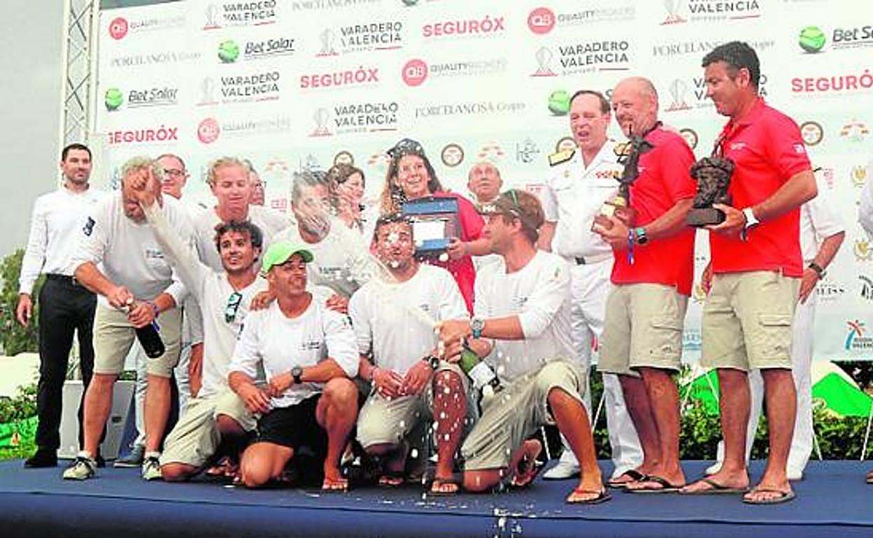 Los miembros de 'El Carmen' festejan el triunfo. 