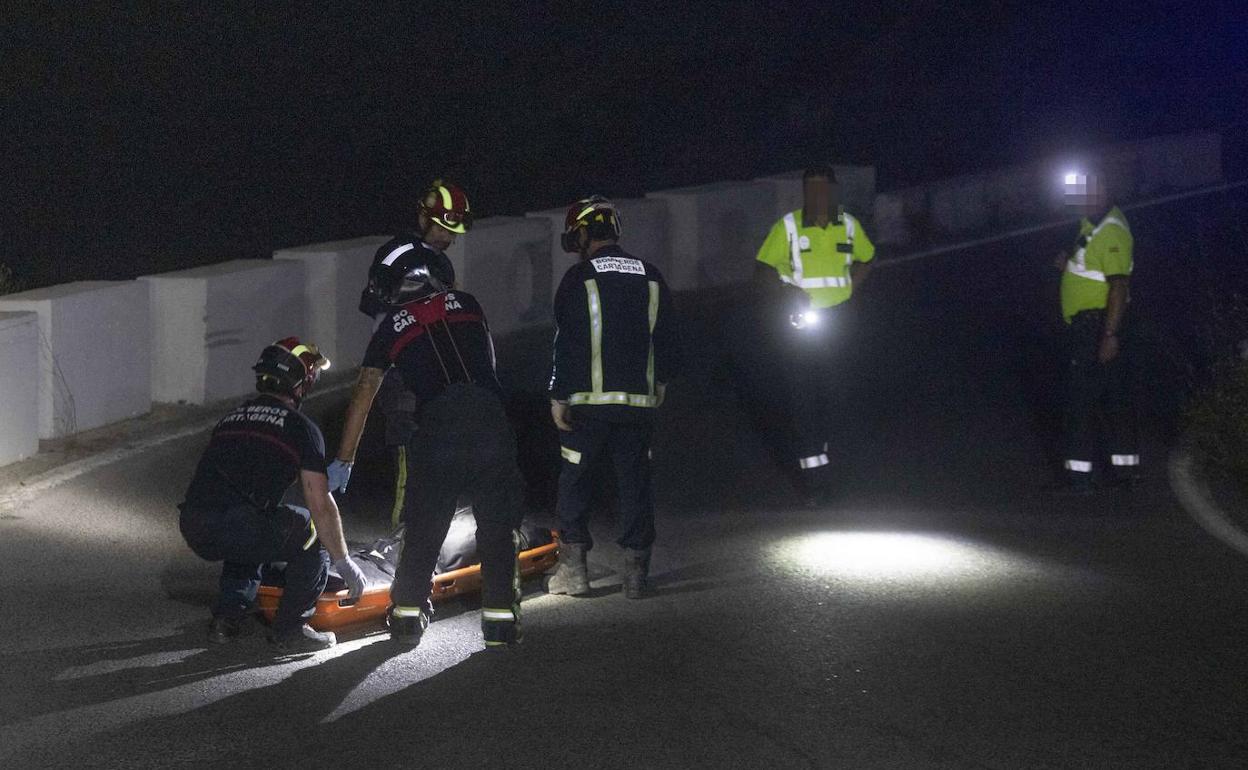 Rescate del cuerpo en la carretera por la que se despeñó el vehículo. 