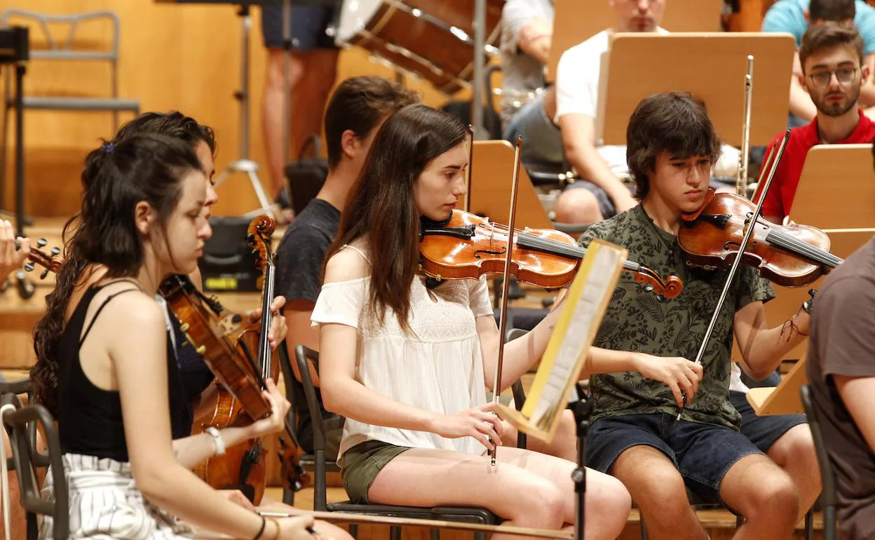 Integrantes de la OJRM, durante un ensayo, ayer. 