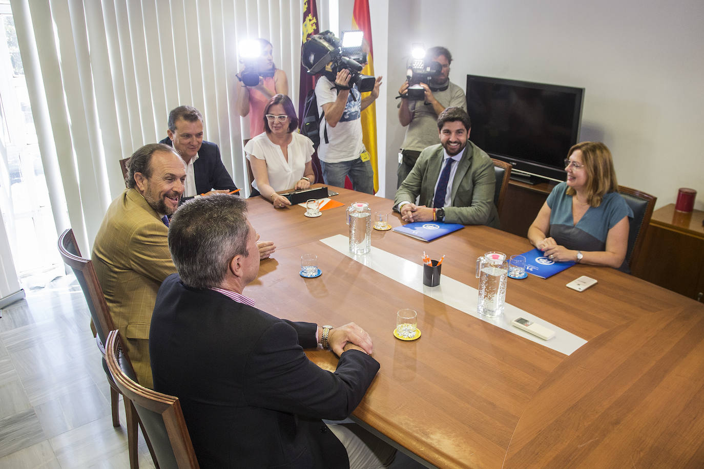 Fotos: La reunión de PP, Cs y Vox acaba sin acuerdo pero «con avances importantes»