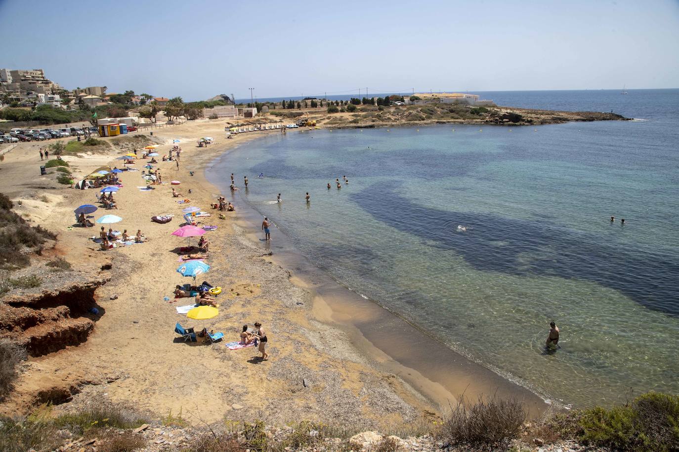 La línea de costa entre el parque regional de Calblanque y Cabo de Palos ofrece lugares singulares para disfrutar el verano de manera diferente
