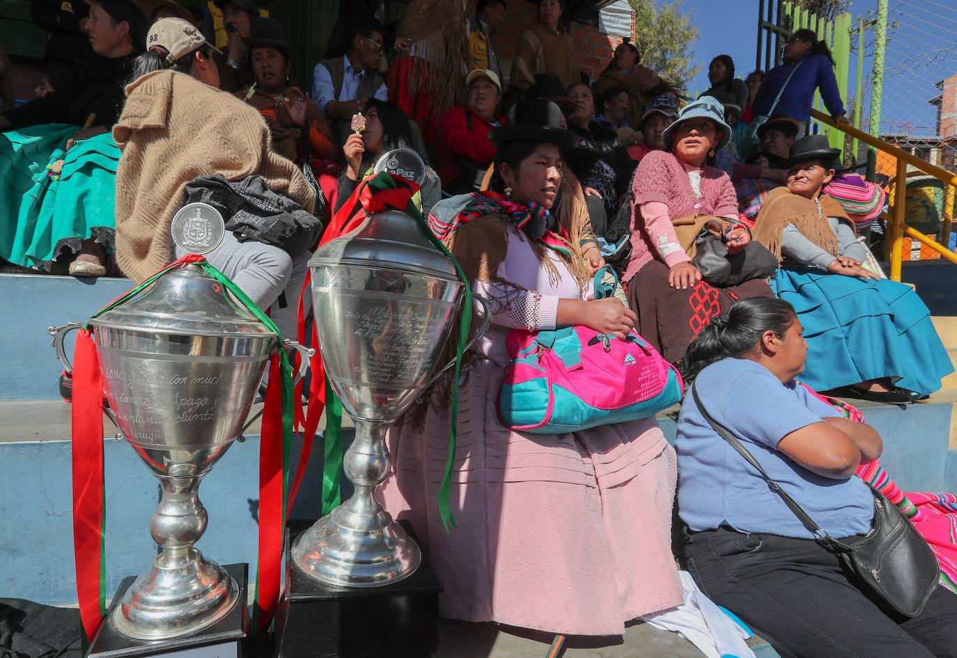 Fotos: Las cholitas también juegan al fútbol