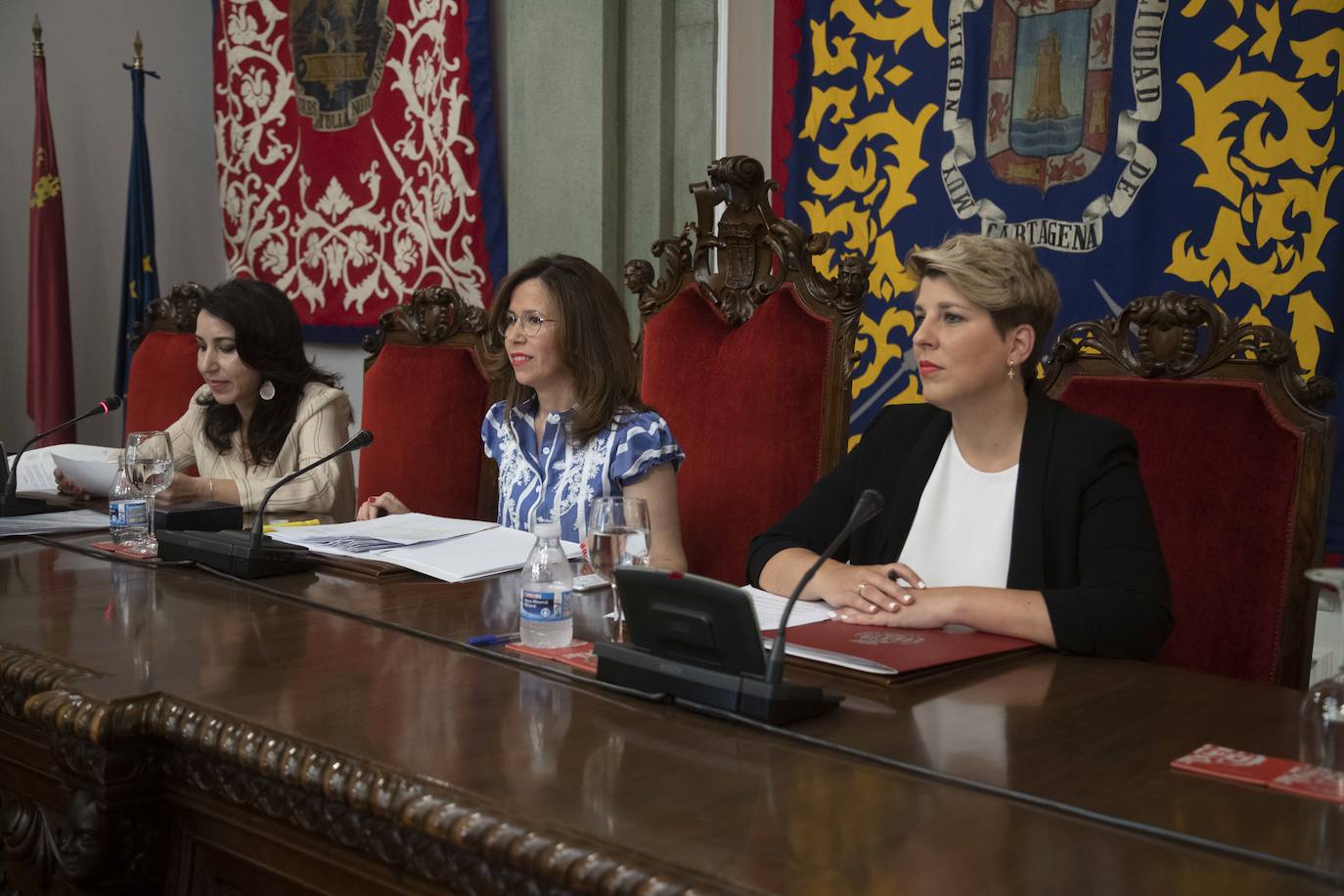 MC se encara con la edil de Hacienda Esperanza Nieto y llama «sinvergüenza» al Ejecutivo