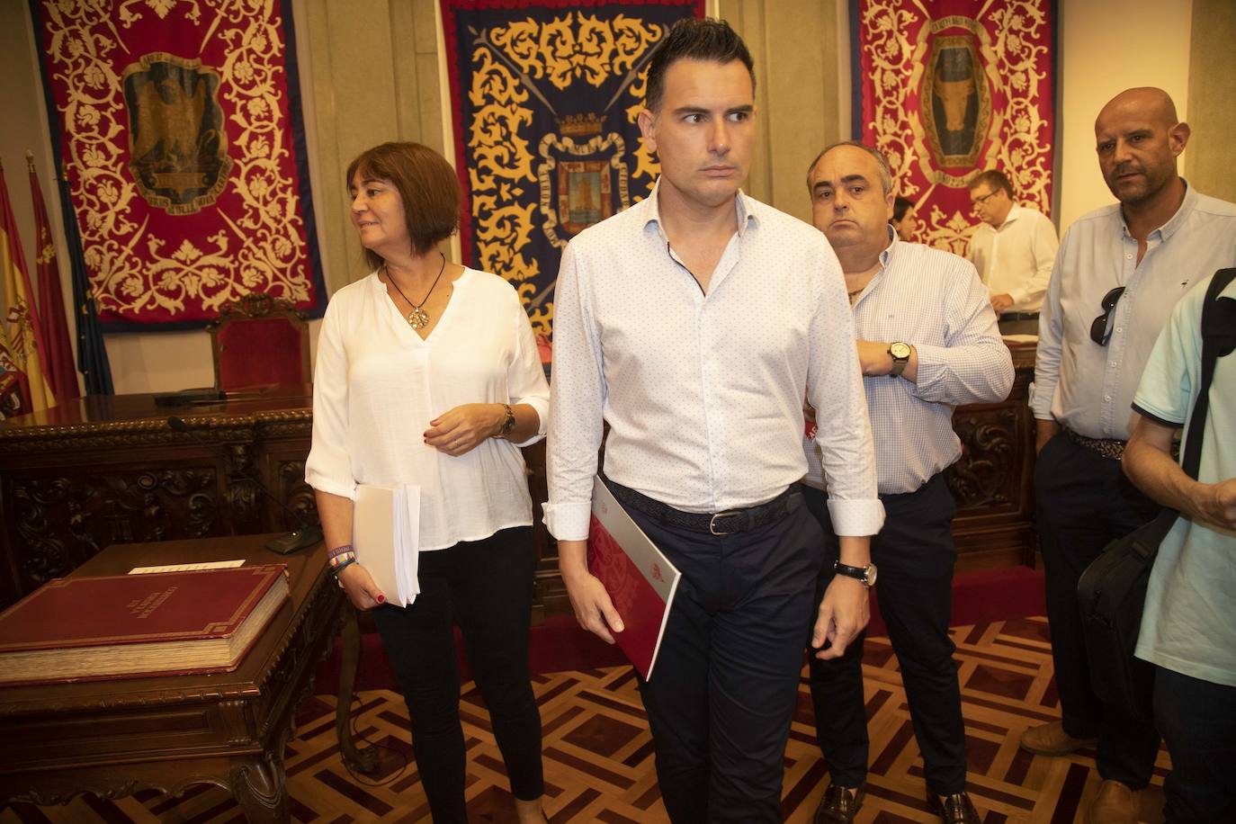 MC se encara con la edil de Hacienda Esperanza Nieto y llama «sinvergüenza» al Ejecutivo