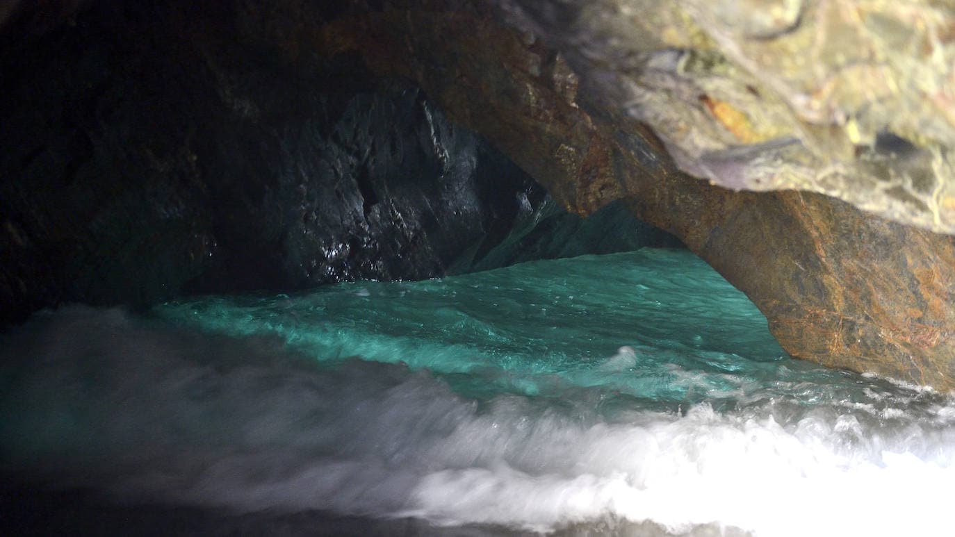Baño de lujo en la escondida y tranquila cala del Peñón Cortado para disfrutar del paisaje terrestre y submarino