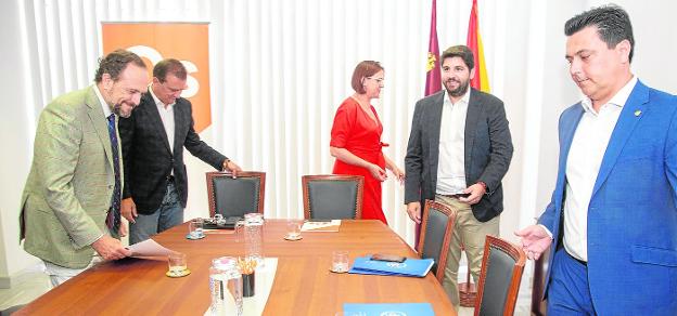 Luis Gestoso, Miguel Garaulet, Isabel Franco, Fernando López Miras y José Miguel Luengo, antes de comenzar la reunión en la sede de Ciudadanos. 