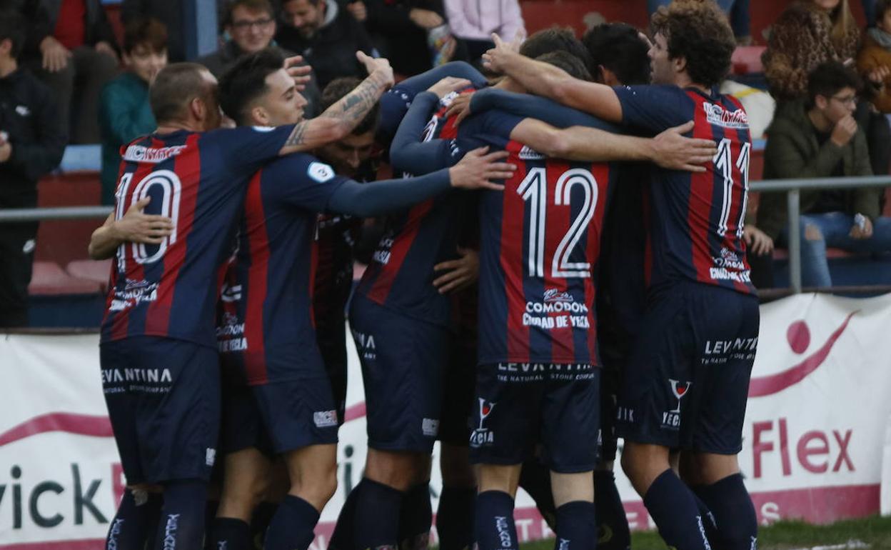 Los jugadores del Yeclano, en una foto de archivo, celebran un gol.