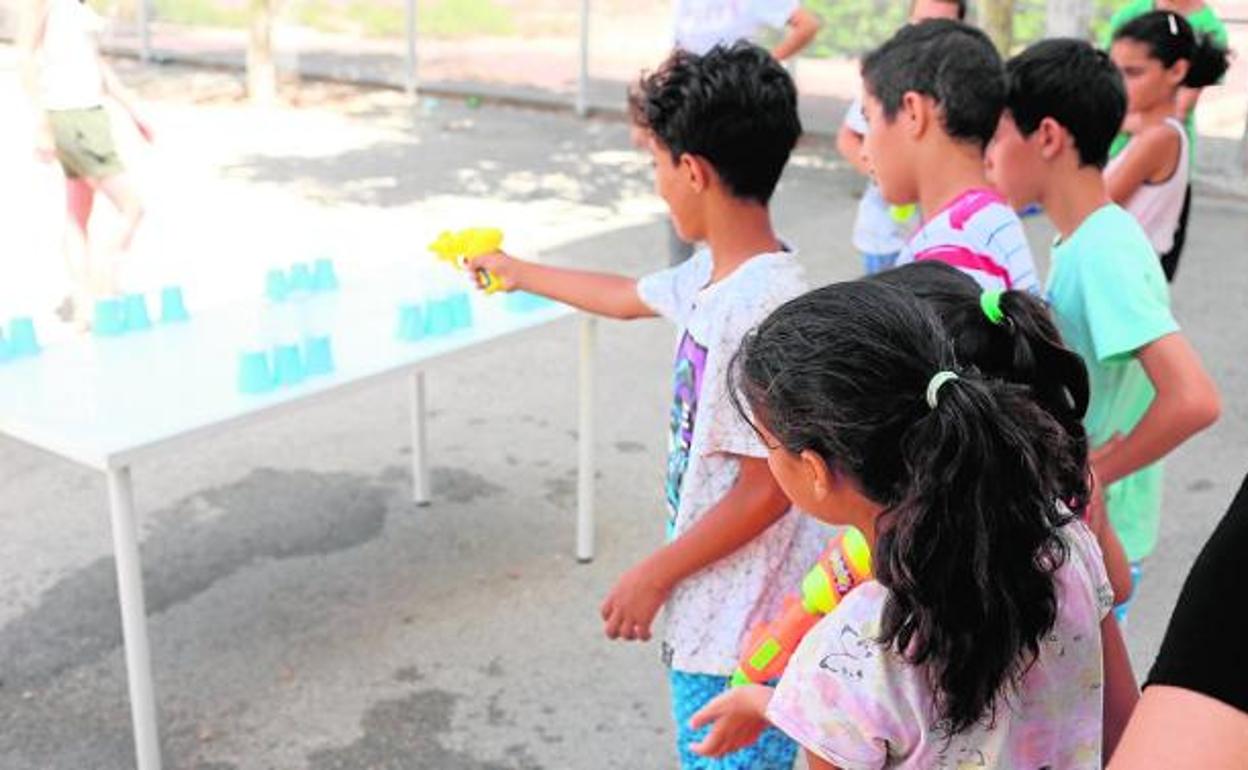 Alumnos juegan en una de las escuelas de verano de Lorca, la pasada semana. 