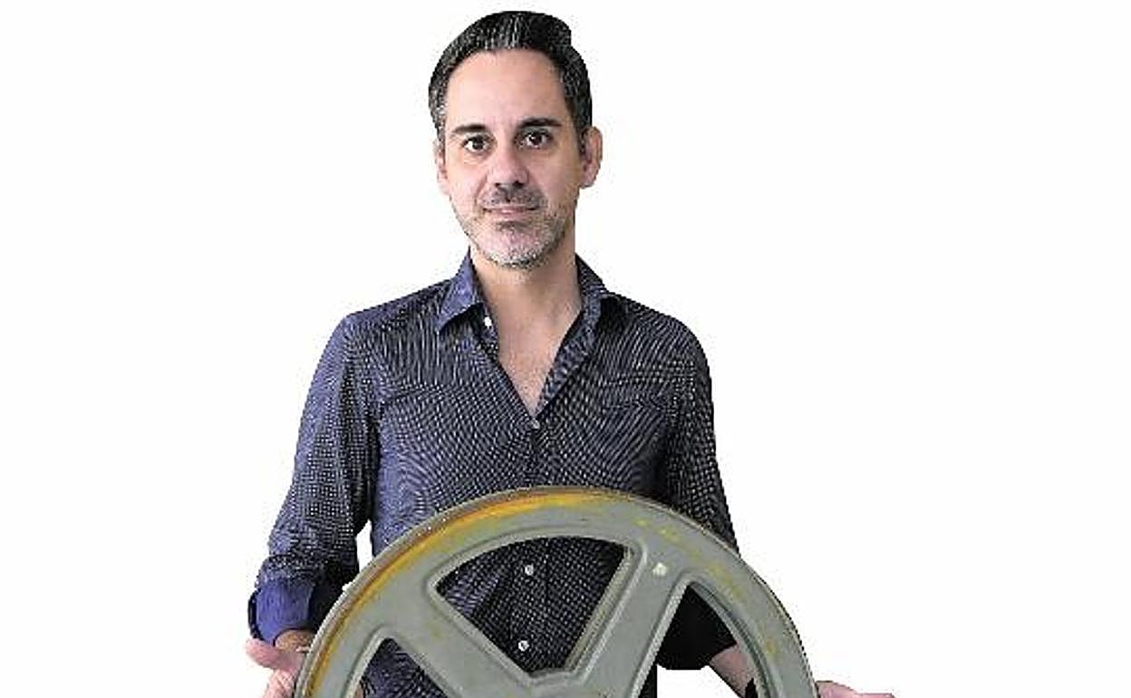 Ángel Cruz sujeta una bobina de película de 35 mm. 