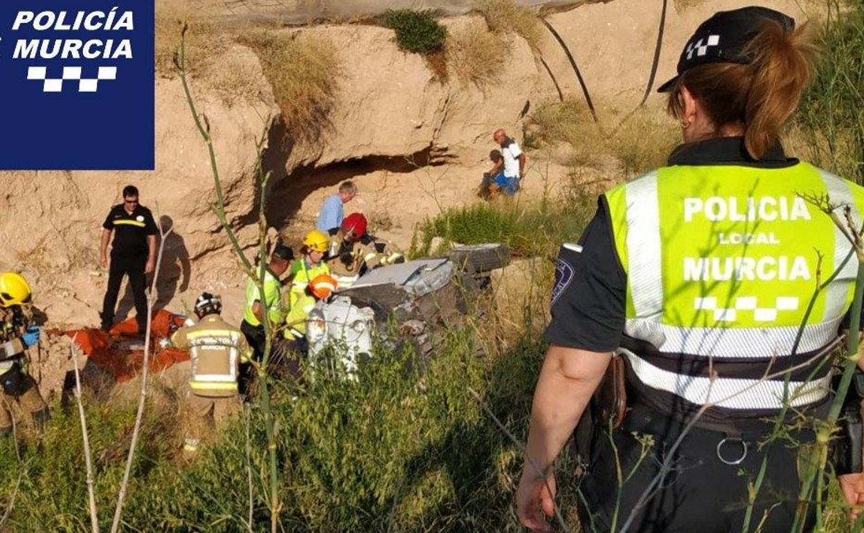 Bomberos y agentes de la Policía Local de Murcia y de la Guardia Civil participaron en el rescate de la mujer accidentada este lunes.
