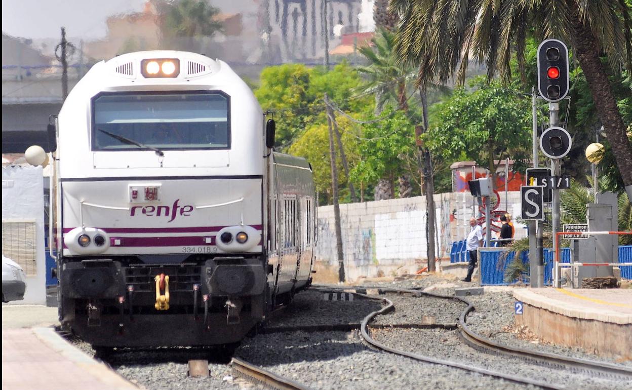 Entrada de un tren Altaria a la estación del Carmen.