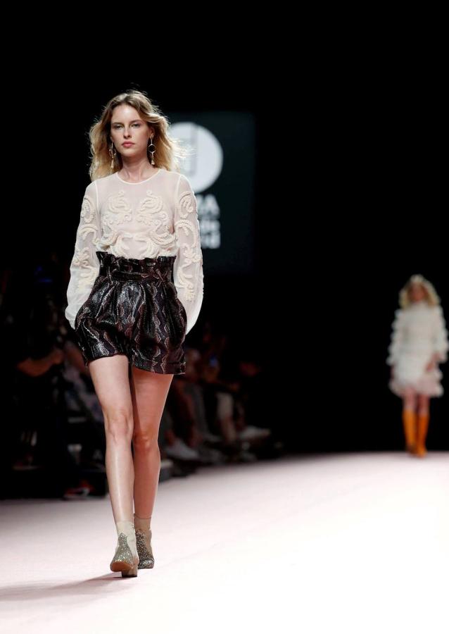 Los diseños de Teresa Helbig desfilan en la Mercedes-Benz Fashion Week Madrid para la temporada Primavera/Verano 2020