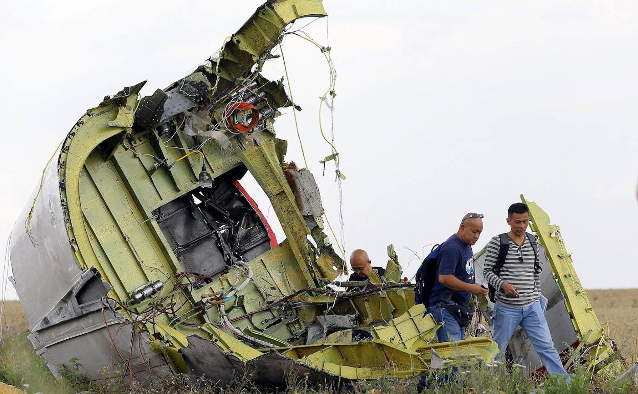 Expertos malasios inspeccionan los restos del avión derribado en el este de Ucrania.