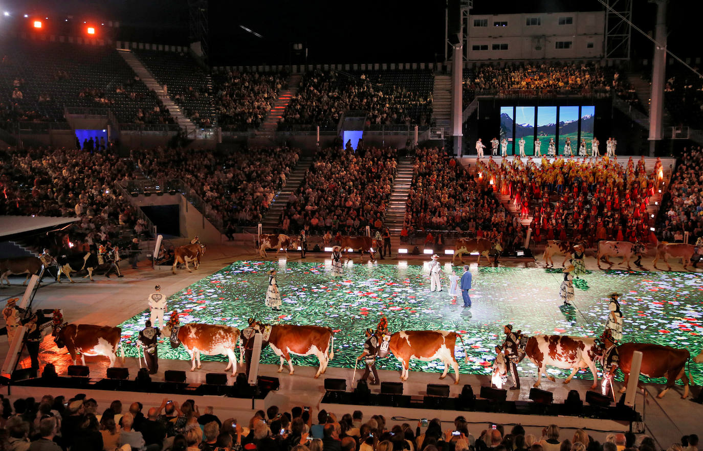 Cientos de actores participan en un ensayo del espectáculo del Festival de Vinicultores (Fête des Vignerons), en Vevey (Suiza). El festival se celebra en un estadio al aire libre con capacidad para 20.000 espectadores.