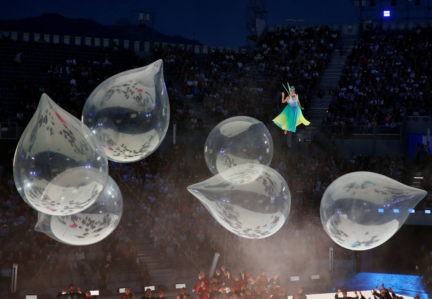 Cientos de actores participan en un ensayo del espectáculo del Festival de Vinicultores (Fête des Vignerons), en Vevey (Suiza). El festival se celebra en un estadio al aire libre con capacidad para 20.000 espectadores.