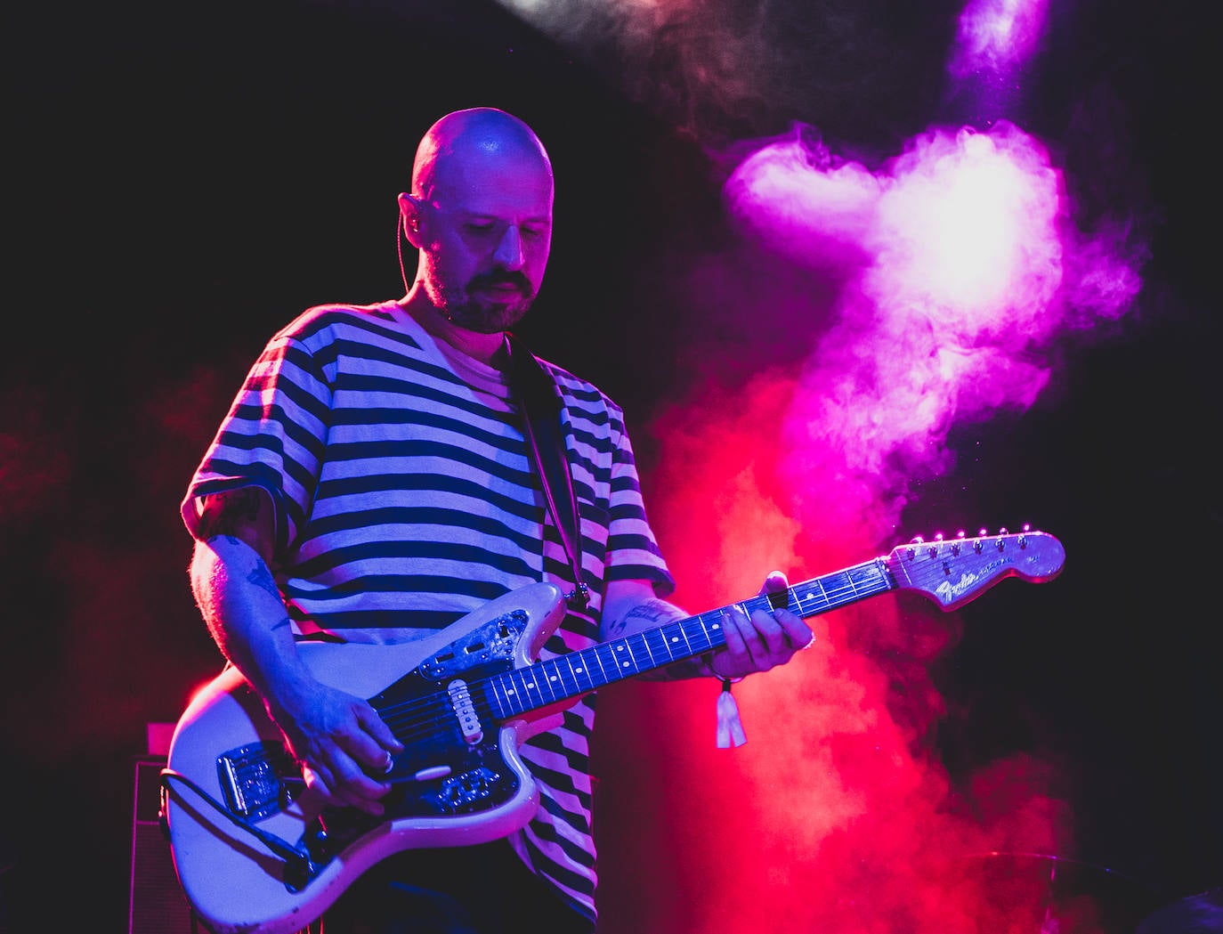 The Twilight Sad maravilló con su post-punk lleno de emoción y por la impresionante voz de su carismático y enérgico cantante, James Graham.