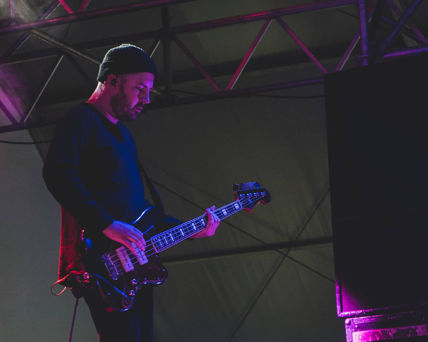 The Twilight Sad maravilló con su post-punk lleno de emoción y por la impresionante voz de su carismático y enérgico cantante, James Graham.