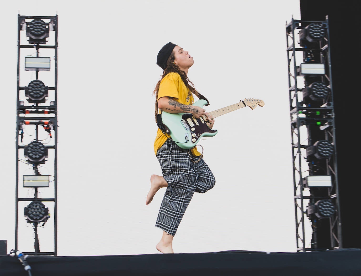 Tash Sultana, una veinteañera multinstrumentista de Australia, consiguió llenar el inmenso escenario principal con su mesa de efectos y ‘loops’.